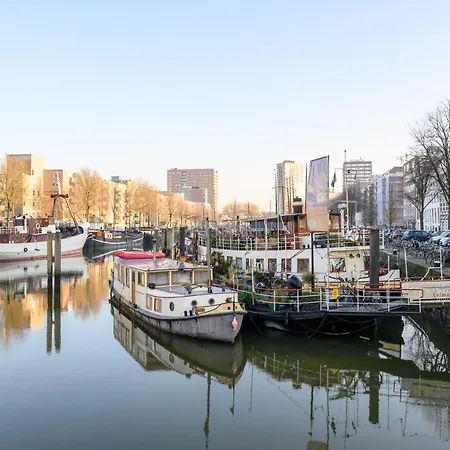 Botel Boatapartment Animathor On Location *