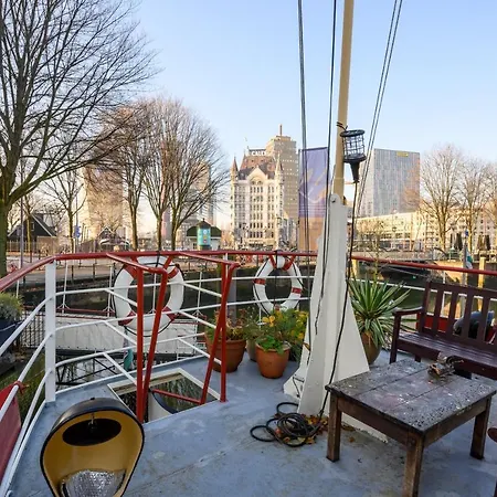 Botel Boatapartment Animathor On Location