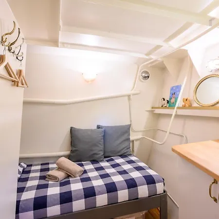 Boatapartment Animathor On Location ספינת מלון