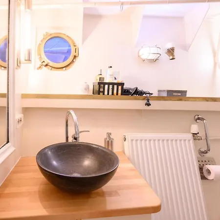 Boatapartment Animathor On Location