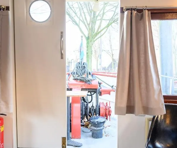 Boatapartment Animathor On Location Rotterdam